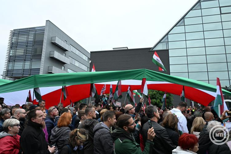 Magyar Péter a »propagandamédia« termékeinek bojkottjára szólított fel